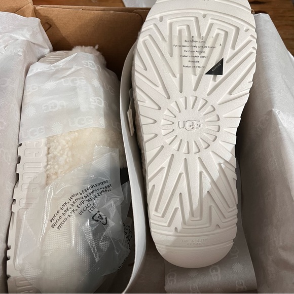 Giftable UGG Fluffita White Shearling Platform Sandal Slipper - Picture 10 of 14